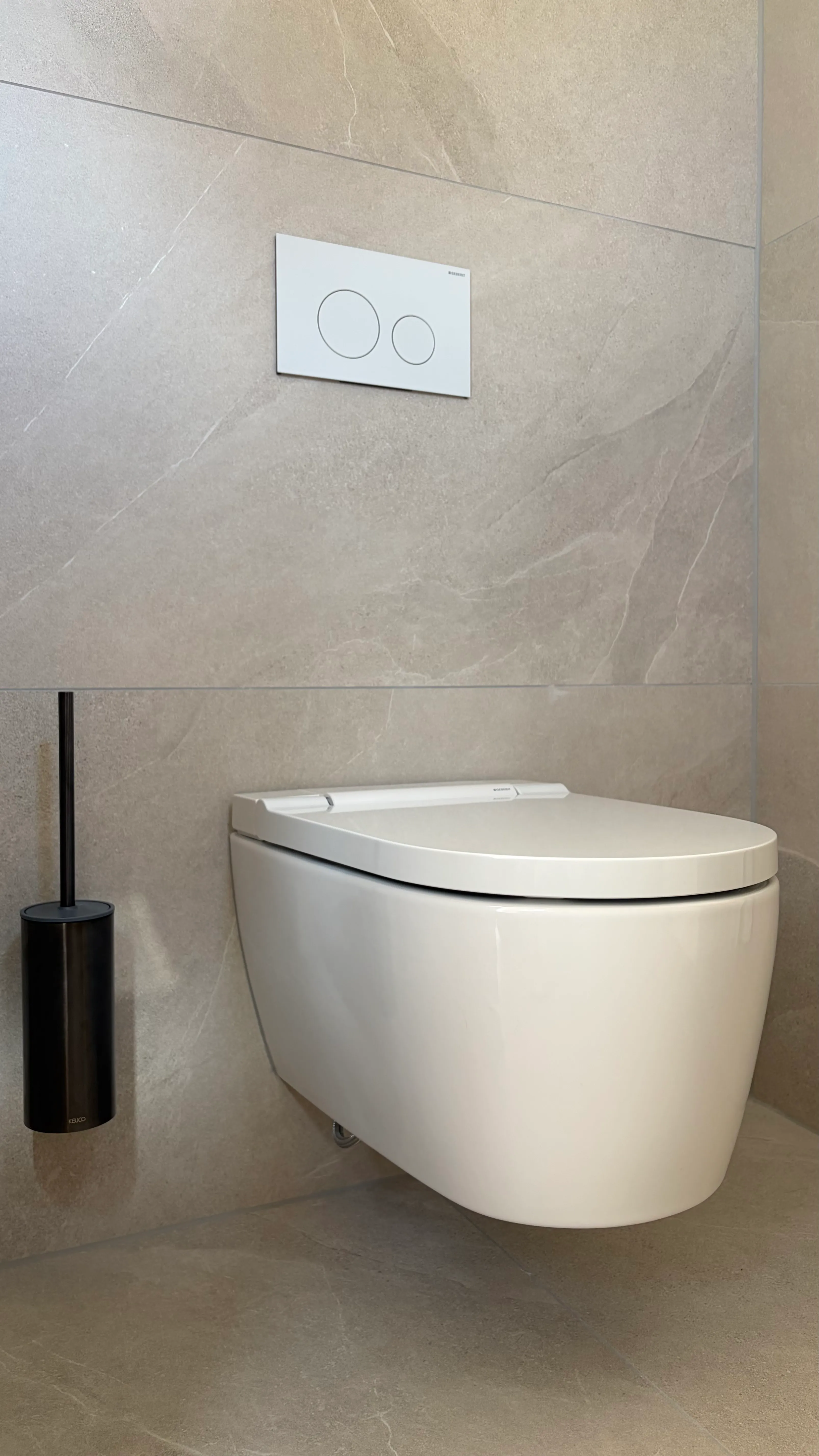 Wand-WC vor Wandfliese in Steinoptik