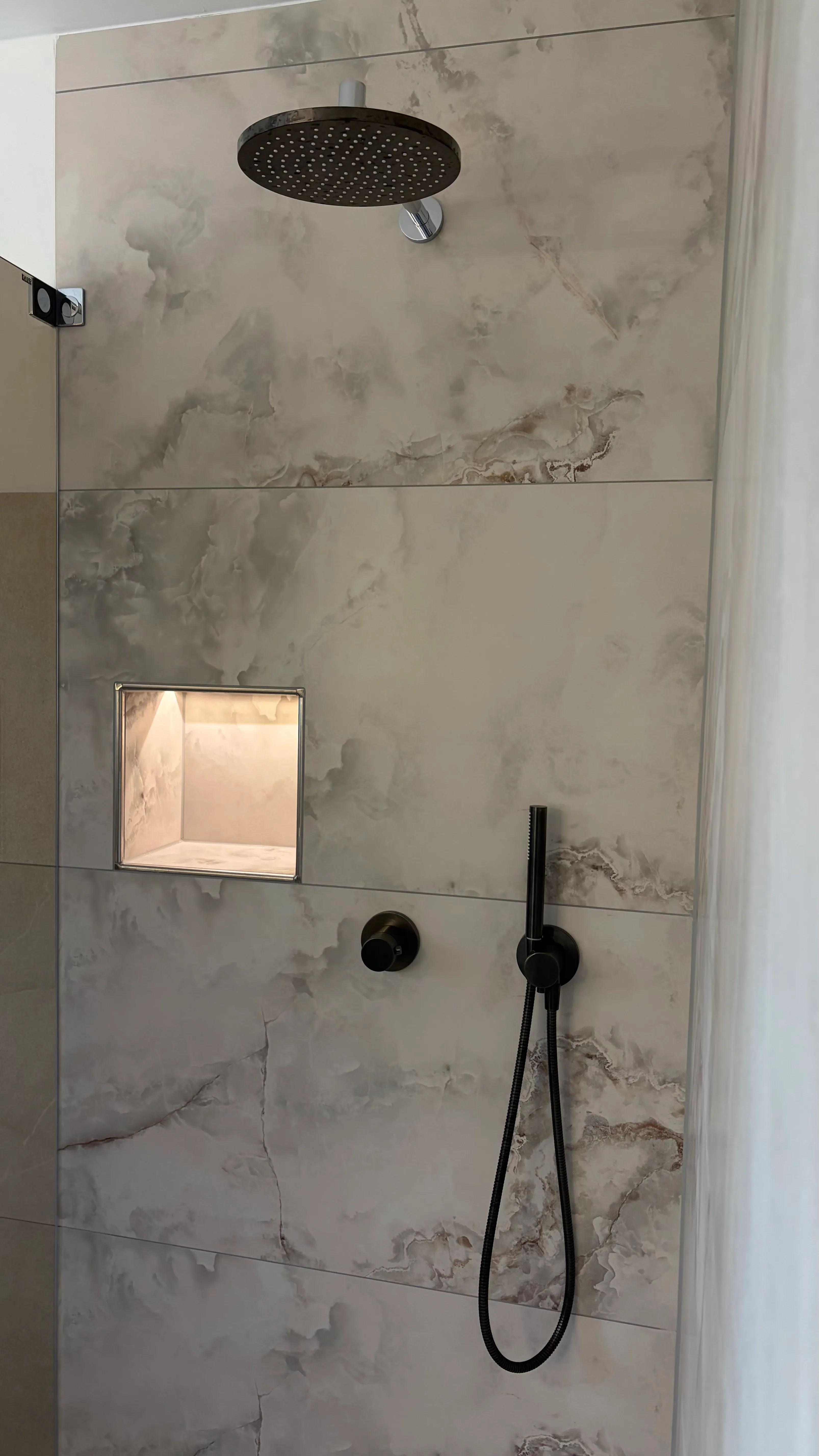 Walk-in-Dusche mit Regenbrause