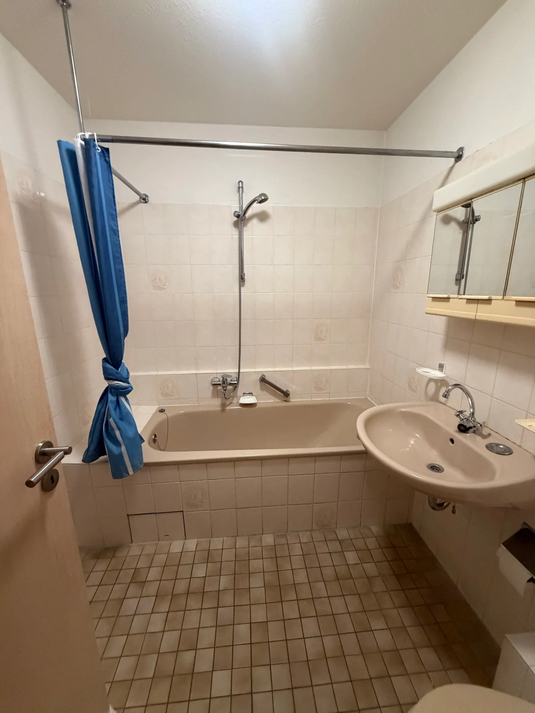 Bad vor dem Umbau: Badewanne mit Duschvorhang, alte Fliesen
