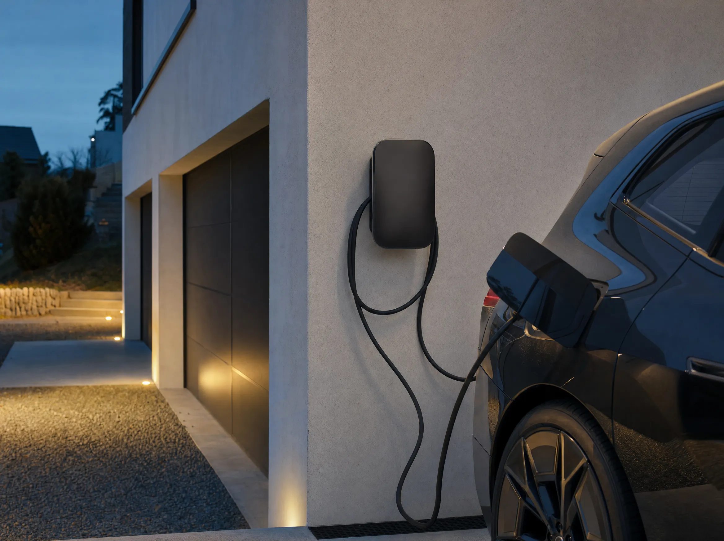 Wallbox-Installation an einer Garage in Würzburg mit Elektroauto