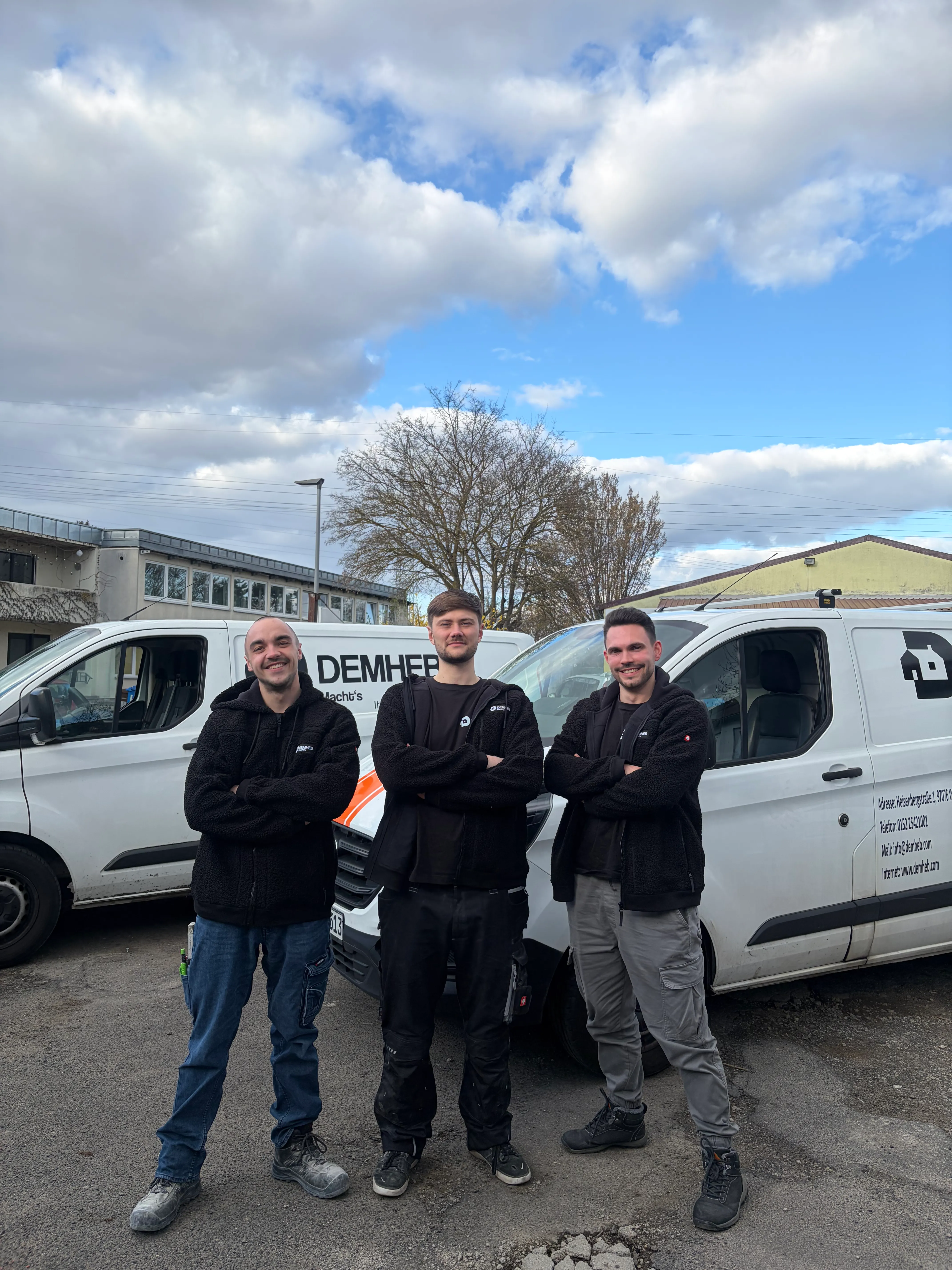 Das DEMHEB-Team vor den Firmenwagen in Würzburg